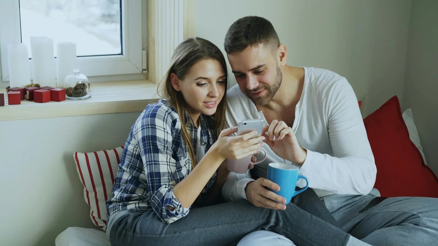Pareja de residentes revisando su estado de cuenta en el celular